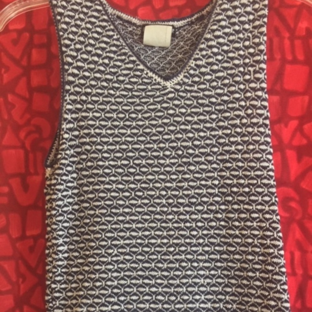 Womens Sleeveless Top - V-Neck